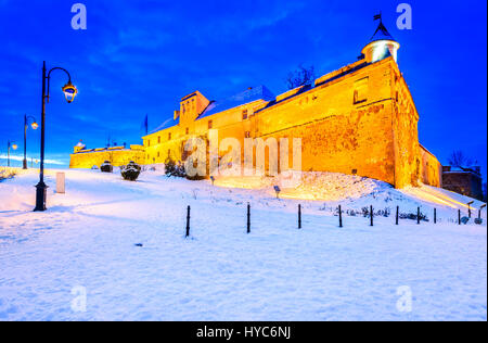 Brasov, Roumanie - La Citadelle, forteresse bâtie au 15ème siècle par la Transylvanie princeps. Crépuscule sur l'hiver. Banque D'Images