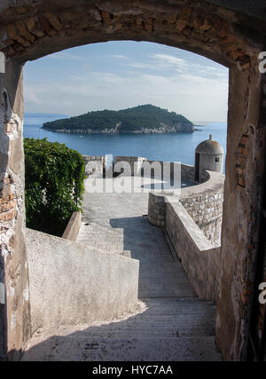 Voir l'île de Lokrum, remparts de Dubrovnik, Croatie Banque D'Images