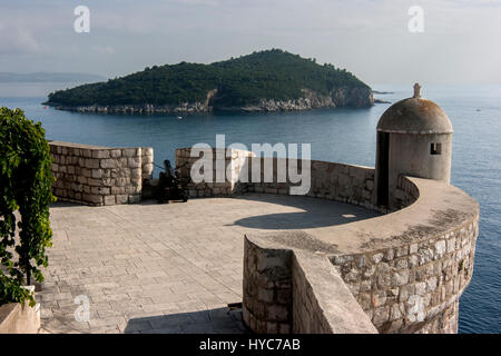 Voir l'île de Lokrum, remparts de Dubrovnik, Croatie Banque D'Images