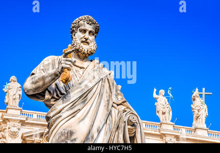 Cité du Vatican, Rome, Italie. Statue de Saint Pierre et la Basilique Saint Pierre à l'arrière-plan dans la place Saint Pierre. Banque D'Images