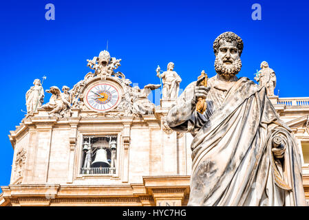 Cité du Vatican, Rome, Italie. Statue de Saint Pierre et la Basilique Saint Pierre à l'arrière-plan dans la place Saint Pierre. Banque D'Images