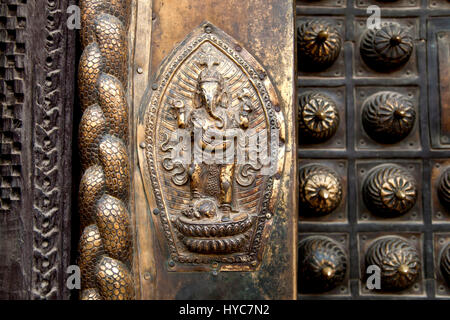 Seigneur Ganesha sculptés sur porte, musée de Patan, Katmandou, Népal Banque D'Images