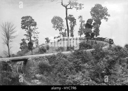 Darjeeling Himalayan Railway, DHR, Toy train, Batasia Loop, Darjeeling, Ghum, Ghoom, New Jalpaiguri, West Bengal, Inde, Asie, ancienne image du XXe siècle Banque D'Images