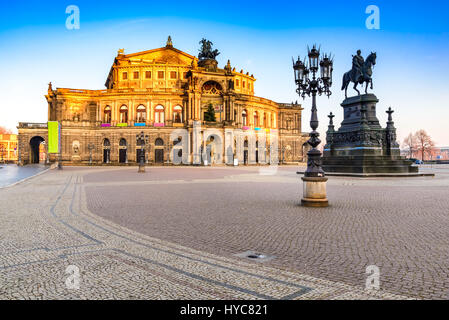 Dresde, Saxe. Maison de l'opéra de Dresde, lors d'une journée ensoleillée avec ciel bleu. Historique de l'Allemagne. Banque D'Images