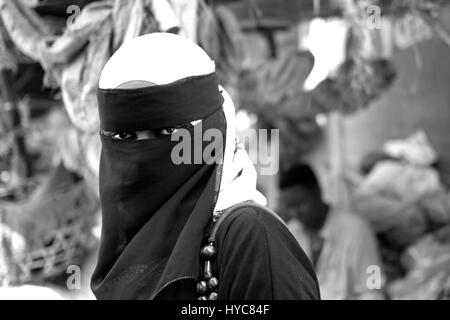 Femme musulmane en niqab, Malindi, Kenya, Africa Banque D'Images