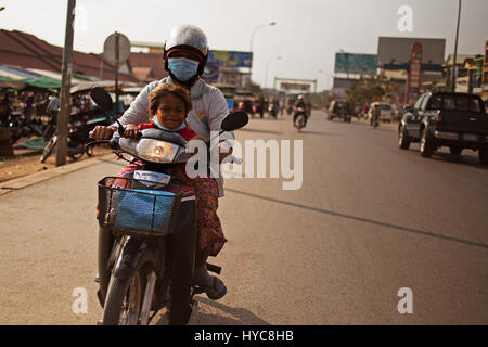 Père et fils en scooter, Siem Reap, Cambodge Banque D'Images