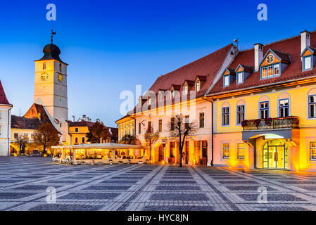 Sibiu, Roumanie. Image Twilight de tour du Conseil en grand carré, la Transylvanie. Banque D'Images