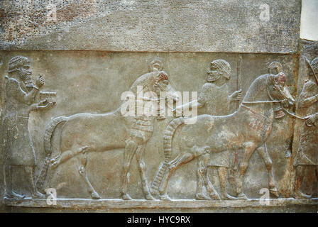 Panneau sculpté relief Pierre de chevaux et de soldats du corridor 10. L. façade Inv AO 19918 Dur Sharrukin de le palais de roi assyrien Sargon II Banque D'Images