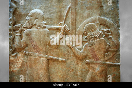 Panneau sculpté relief Pierre de soldats transportant un char de guerre . L. façade Inv AO 19884 Dur Sharrukin de le palais de roi assyrien Sargon II à Banque D'Images