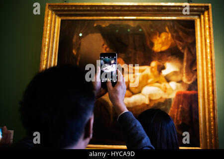 L'homme prenant photo de la peinture au musée de l'Ermitage, Saint-Pétersbourg, Russie Banque D'Images