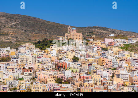 Église orthodoxe grecque de l'Anastasis, en haut de la colline, Vrodado Ermoupoli, l'île de Syros, Cyclades, Grèce Banque D'Images