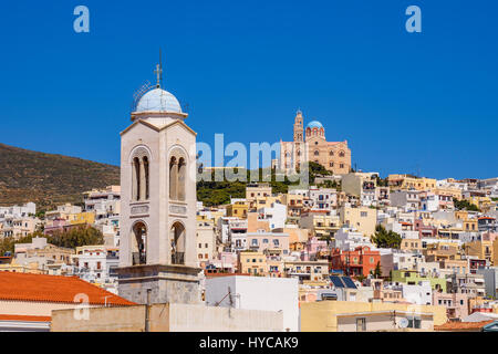 Église orthodoxe grecque de l'Anastasis, en haut de la colline, Vrodado Ermoupoli, l'île de Syros, Cyclades, Grèce Banque D'Images