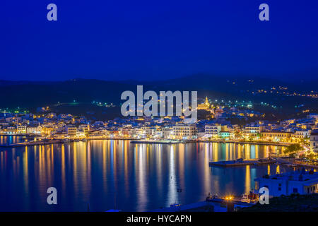 Vue Aérienne Vue panoramique de la ville de Tinos. Centré la célèbre église de la Vierge Marie est éclairée la nuit. Île de Tinos Cyclades, Grèce. Banque D'Images