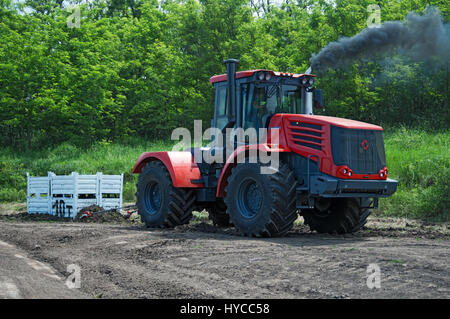 Les courses sur terrain irrégulier, ont lieu chaque année à l'ancien terrain d'essai 'Dsur-25', Rostov-sur-Don, en Russie, à différents moments, voitures, motos, auto- Banque D'Images