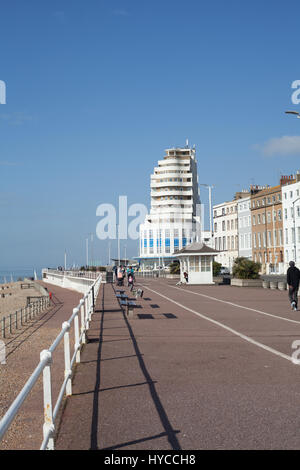 St Leonards-on-Sea front de mer avec son Art Deco apartment block la Marina Cour par K. Dalgleish et Roger Pullen a été construit en 1936, Hastings, Sussex, UK Banque D'Images