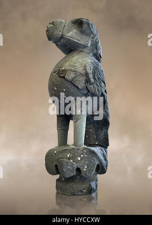 Une statue colossale d'un oiseau de proie creusés dans le parvis d'un temple au palais de Tell Halaf, la Syrie. A l'origine, la statue d'oiseau avait les pierres de couleur Banque D'Images