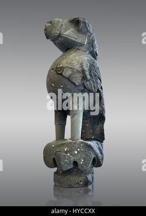 Une statue colossale d'un oiseau de proie creusés dans le parvis d'un temple au palais de Tell Halaf, la Syrie. A l'origine, la statue d'oiseau avait les pierres de couleur Banque D'Images