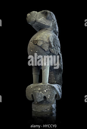 Une statue colossale d'un oiseau de proie creusés dans le parvis d'un temple au palais de Tell Halaf, la Syrie. A l'origine, la statue d'oiseau avait les pierres de couleur Banque D'Images