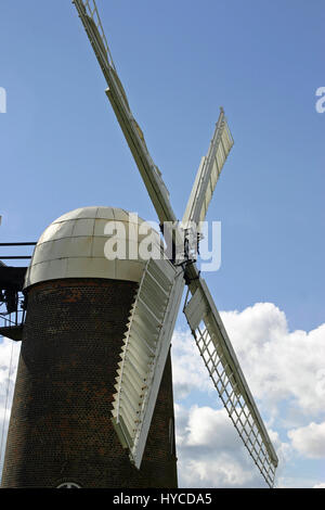 Dans le moulin de Wilton Pewsey Vale, Wiltshire, Royaume-Uni. Ciel bleu avec des nuages blancs comme arrière-plan. Vu de côté. Banque D'Images