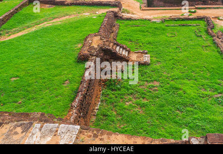 Les fondations en brique sont préservés reste de la partie supérieure de palace, situé sur le dessus de Rocher de Sigiriya, Sri Lanka. Banque D'Images