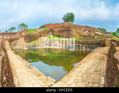 SIGIRIYA, SRI LANKA - le 27 novembre 2016 : Le haut de la forteresse de Sigiriya est connu comme le palais supérieur, situé sur le rocher plat et bénéficiant d'une ec préservé Banque D'Images