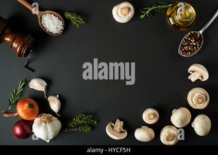 Champignons Champignons avec des ingrédients frais, sur fond de bois Banque D'Images