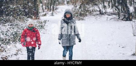 Mère fille avec randonnées en forêt d'hiver blanc Banque D'Images