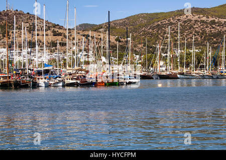 Yachts de luxe et bateaux garés à marina de Bodrum, dans un beau jour d'été. La ville se trouve sur la péninsule de Bodrum, s'étendant du sud-ouest de la Turquie, co Banque D'Images