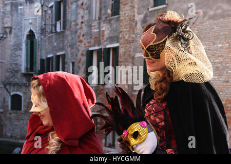 Les femmes en costumes et masques au carnaval de Venise dans la vieille ville de Venise, Italie, 5 mars 2011 Banque D'Images