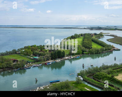 Vue vers le nord-ouest du clocher (campanile) sur l'île de Torcello, le plus ancien village de la lagune de Venise, Venise, Italie Banque D'Images