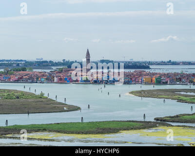 Vue de sud à partir du clocher (campanile) de la Basilica di Santa Maria Assunta vers Burano, l'île de Torcello, Venise, Italie Banque D'Images