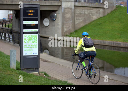 Les cyclistes sur le Forth and Clyde canal greener Ecosse Banque D'Images