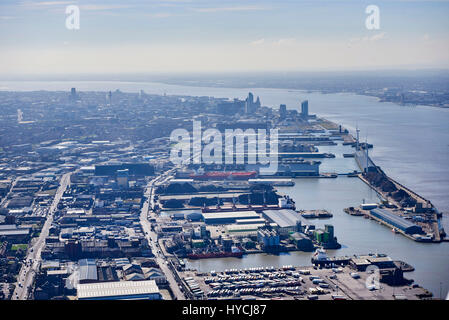 De l'air Horizon Liverpool, Merseyside, au nord ouest de l'Angleterre, Royaume-Uni. En regardant vers le sud sur les quais Seaforth et la rivière Mersey Banque D'Images