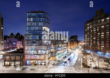 Vue extérieure contextuelle élevée la nuit. Un Jackson Square, New York, United States. Architecte : Kohn Pedersen Fox Associates (KPF), 2010. Banque D'Images