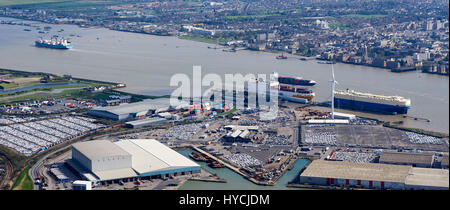 Vue aérienne de voyage sur la Tamise à Tilbury, Angleterre du Sud-Est, Royaume-Uni Banque D'Images