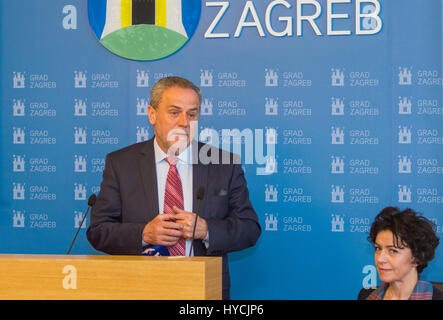 Milan Bandic, le maire de Zagreb, dans une conférence de presse à l'hôtel de ville Ville de Zagreb, Croatie Banque D'Images