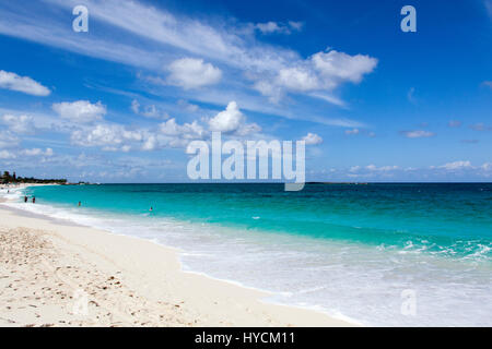 L'interminable plage ensoleillée sur Paradise Island (Bahamas). Banque D'Images