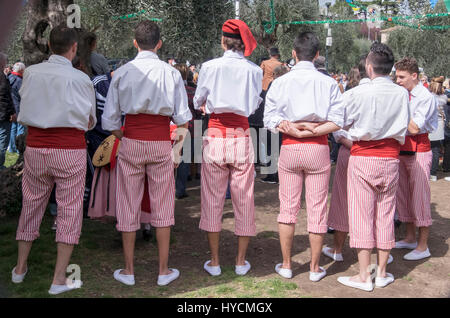 Danseurs masculins de Nice, France attente pour effectuer une danse folklorique vêtus de costumes locaux et face à la scène Banque D'Images