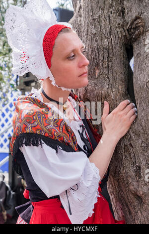Jeune femme en costume traditionnel du vieux Nice, France, attend que son signal pour prendre l'étape à une fête folklorique Banque D'Images