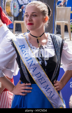 Reine de la mai, lors d'un festival folklorique locale à Nice, France, vêtu d'un costume traditionnel de la région. Banque D'Images