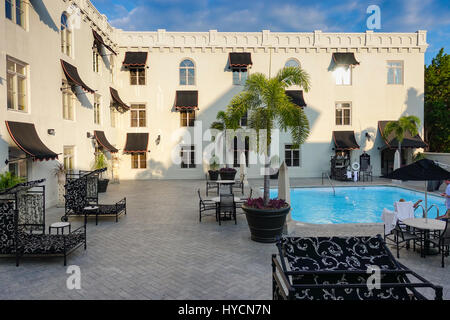 La terrasse de la piscine à la Casa Monica Hotel, St Augustine, Floride Banque D'Images