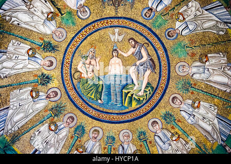 Détail de la mosaïque du baptême de Jésus par Saint Jean Baptiste dans le Baptistère des Ariens de Ravenna, Italie Banque D'Images