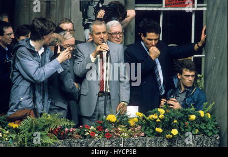 Derek Hatton et Tony Mulhearne parler à des milliers de syndicalistes à la démonstration devant l'Hôtel de Ville à l'appui du Conseil du travail militant mené Liverpool en 1985 Banque D'Images