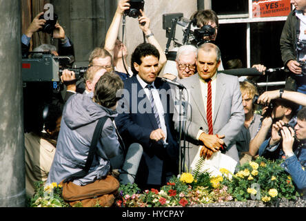 Derek Hatton et Tony Mulhearne parler à des milliers de syndicalistes à la démonstration devant l'Hôtel de Ville à l'appui du Conseil du travail militant mené Liverpool en 1985 Banque D'Images