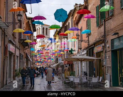 Célébration de la fête de Ferrare, Saint George, avec un affichage de parapluies ouverts une doublure de rue piétonne, dans la vieille partie de la ville. Banque D'Images