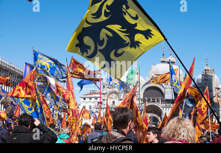 Revelers célébrer l'Festa di San Marco, le jour de la fête du saint patron de Venise dans la Piazza San Marco Banque D'Images