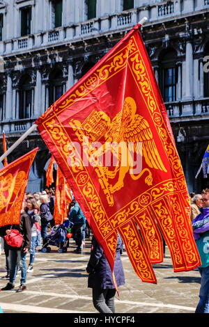 Revelers célébrer l'Festa di San Marco, le jour de la fête du saint patron de Venise dans la Piazza San Marco Banque D'Images