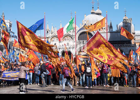 Revelers célébrer l'Festa di San Marco, le jour de la fête du saint patron de Venise dans la Piazza San Marco Banque D'Images