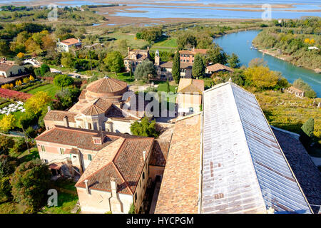 Vue aérienne de la cathédrale Santa Maria Assunta di sur l'île de Torcello dans la lagune de Venise, Italie Banque D'Images