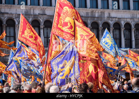 Revelers célébrer l'Festa di San Marco, le jour de la fête du saint patron de Venise dans la Piazza San Marco Banque D'Images